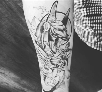 Tattoo ua tiav nrog txim taws