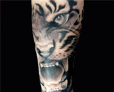 Tsov ntxhuav tattoo