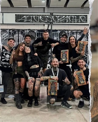Argentine Artuel Gomeuz Txuag Podium tas rau hauv San Francisco Tattoo Conven...