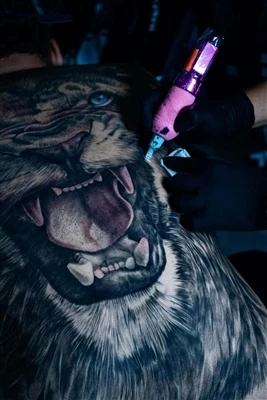 Dub thiab Dawb Tattoos: Ib qho kev ua timeless