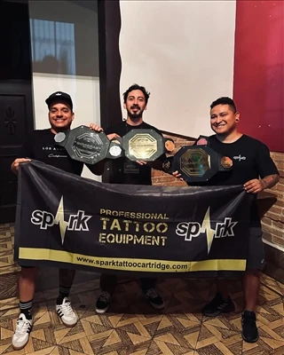 Puas muaj ib lub hnub nyoog txwv kom tau txais ib qho tattoo?