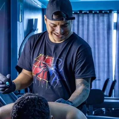 Yuav Ua Li Cas Xaiv Koj Tattoo Artist
