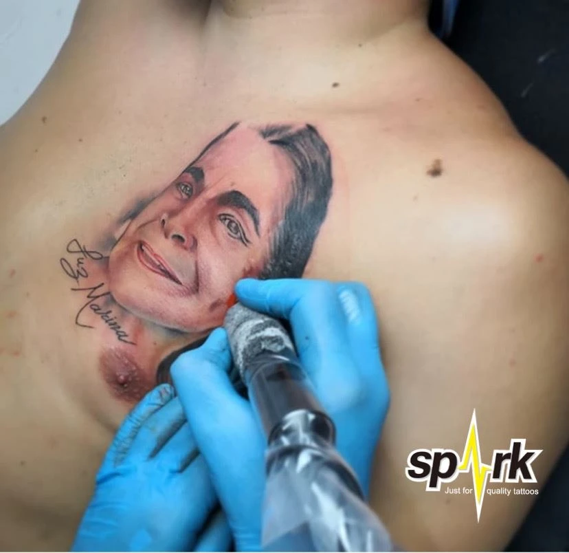 Koj yuav tsum tau npaj lub hlwb zoo li cas ua ntej tau txais ib qho tattoo?